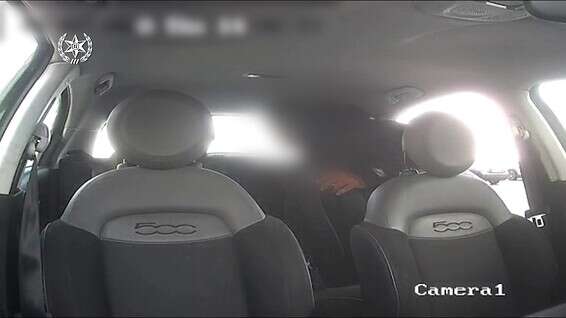 החשוד פורץ לאחד הרכבים // צילום: דוברות המשטרה